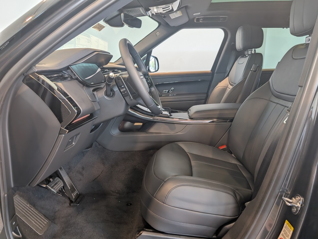 2025 Land Rover Range Rover Sport SE photo 9