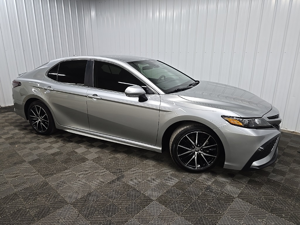 2024 Toyota Camry SE's photo