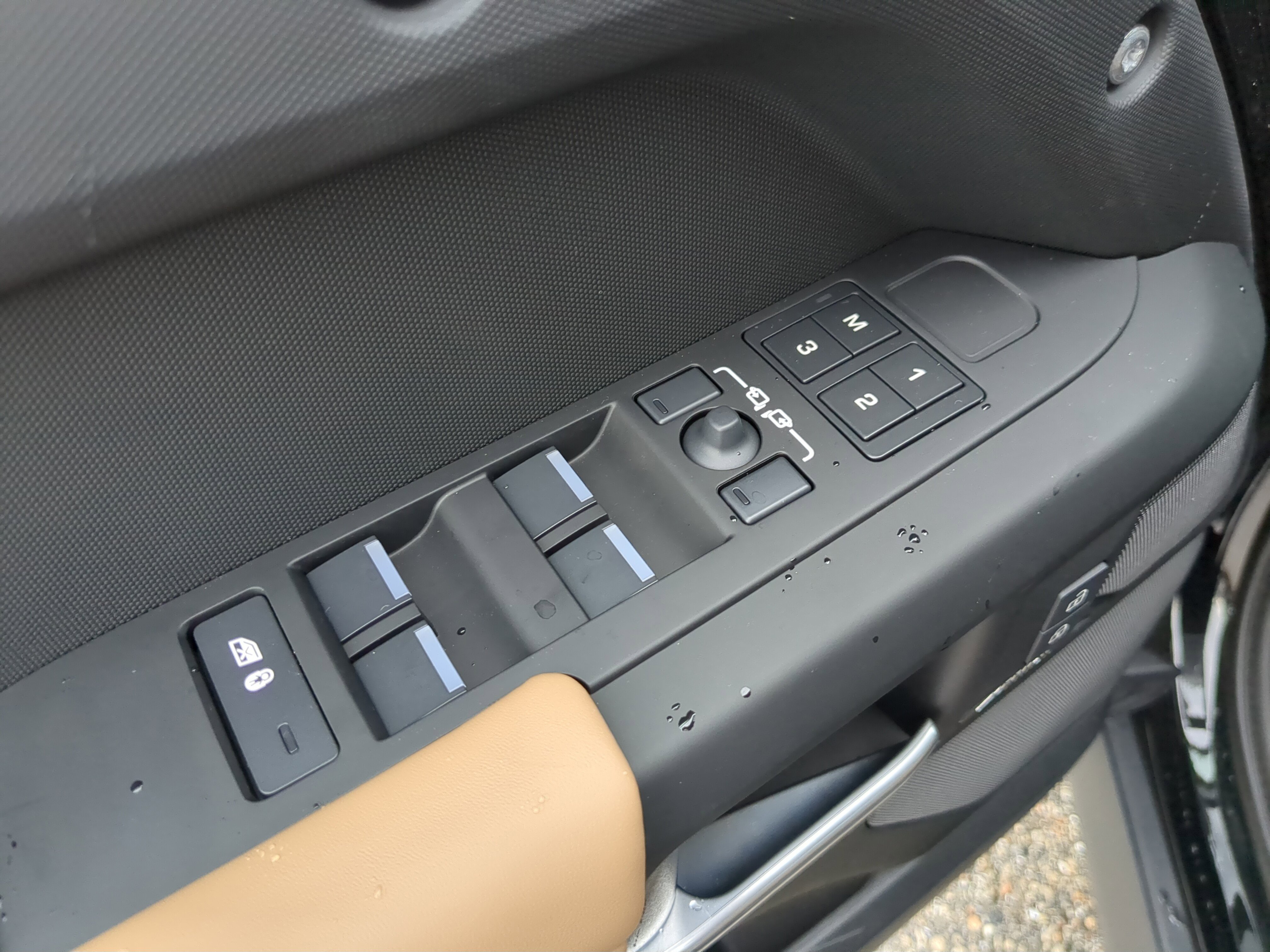 2025 Land Rover Defender 110 S photo 8
