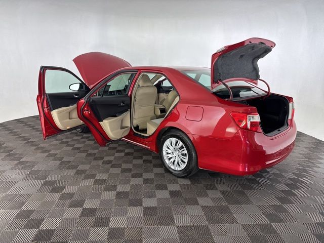 2014 Toyota Camry Hybrid LE photo 15