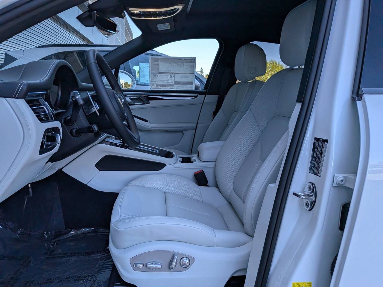 2025 Porsche Macan S photo 4