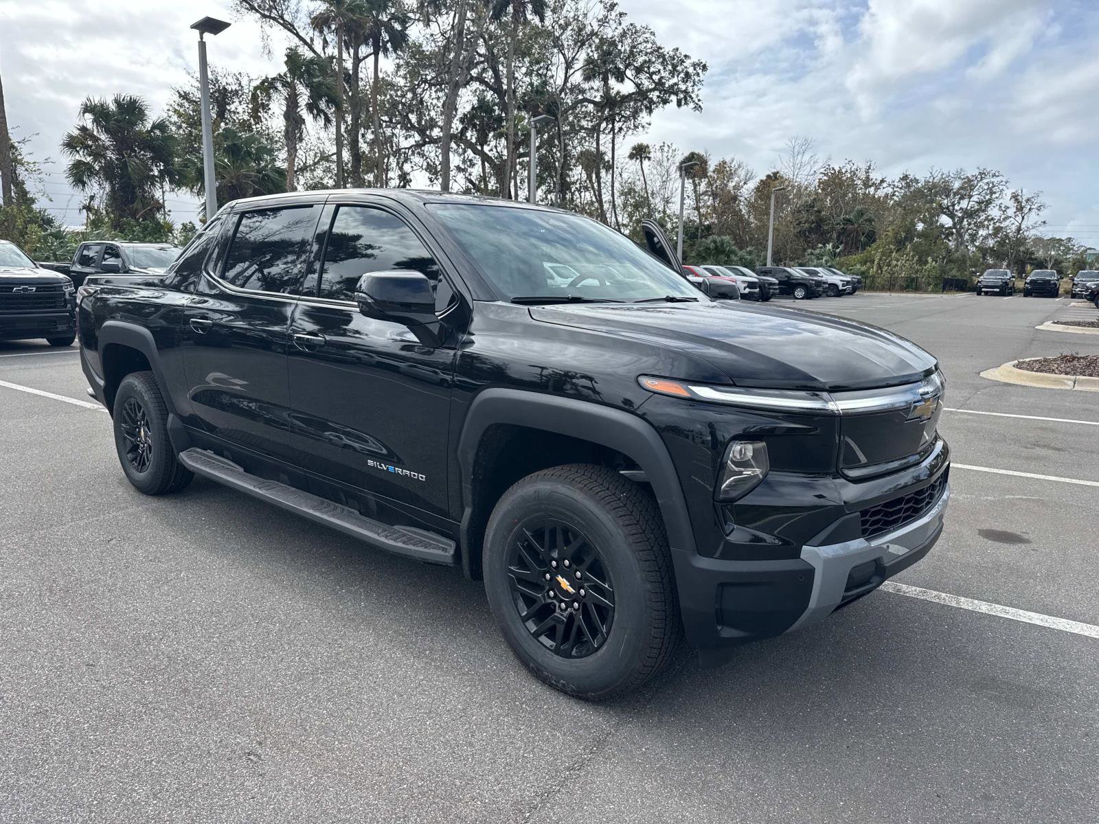 2025 Chevrolet Silverado EV LT's photo