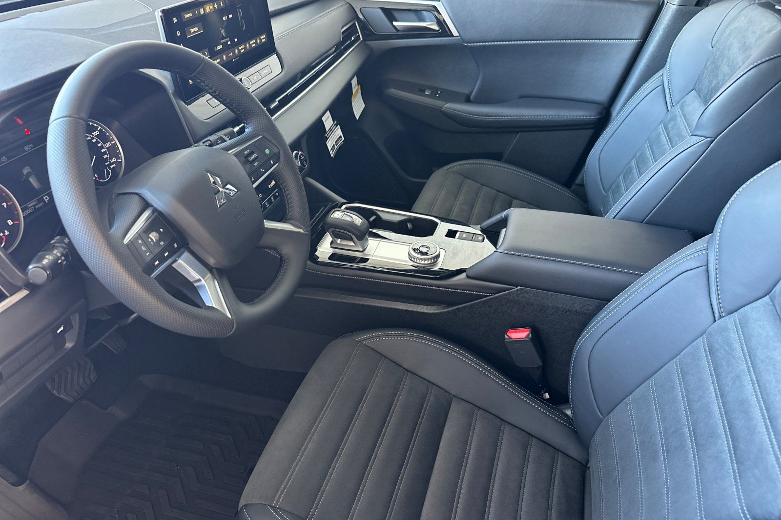 2025 Mitsubishi Outlander SE photo 9