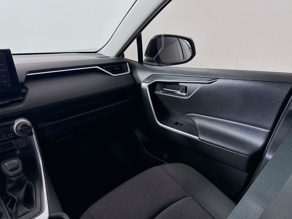 2020 Toyota RAV4 Hybrid XLE photo 18