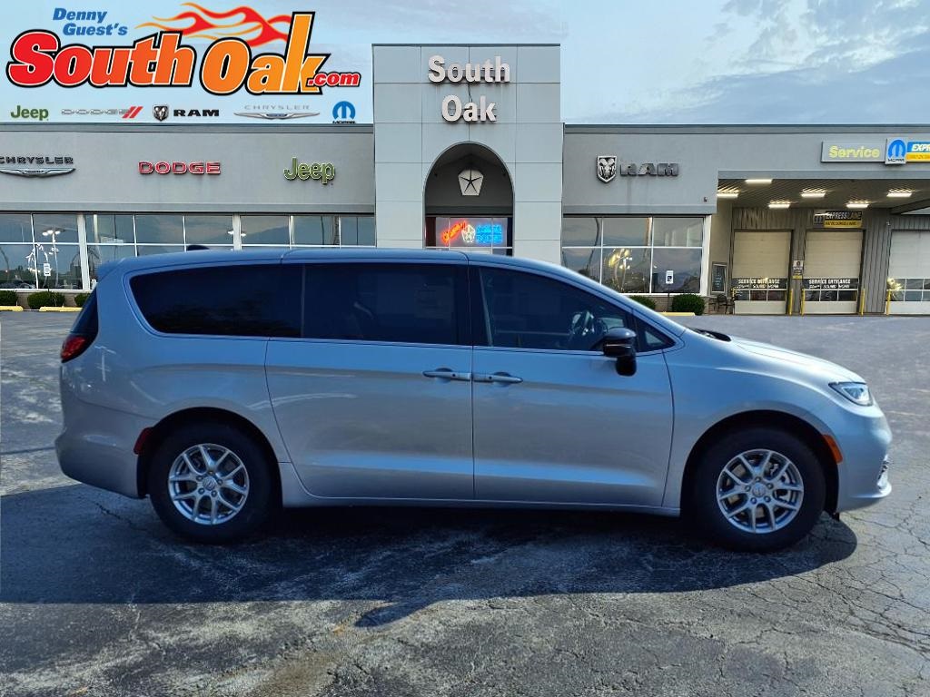 2026 Chrysler Pacifica photo 2