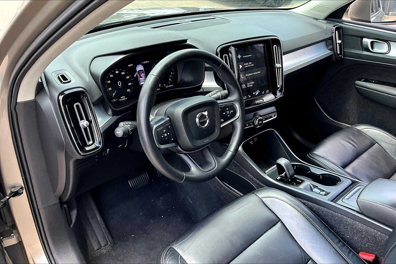 2022 Volvo XC40 Momentum photo 15