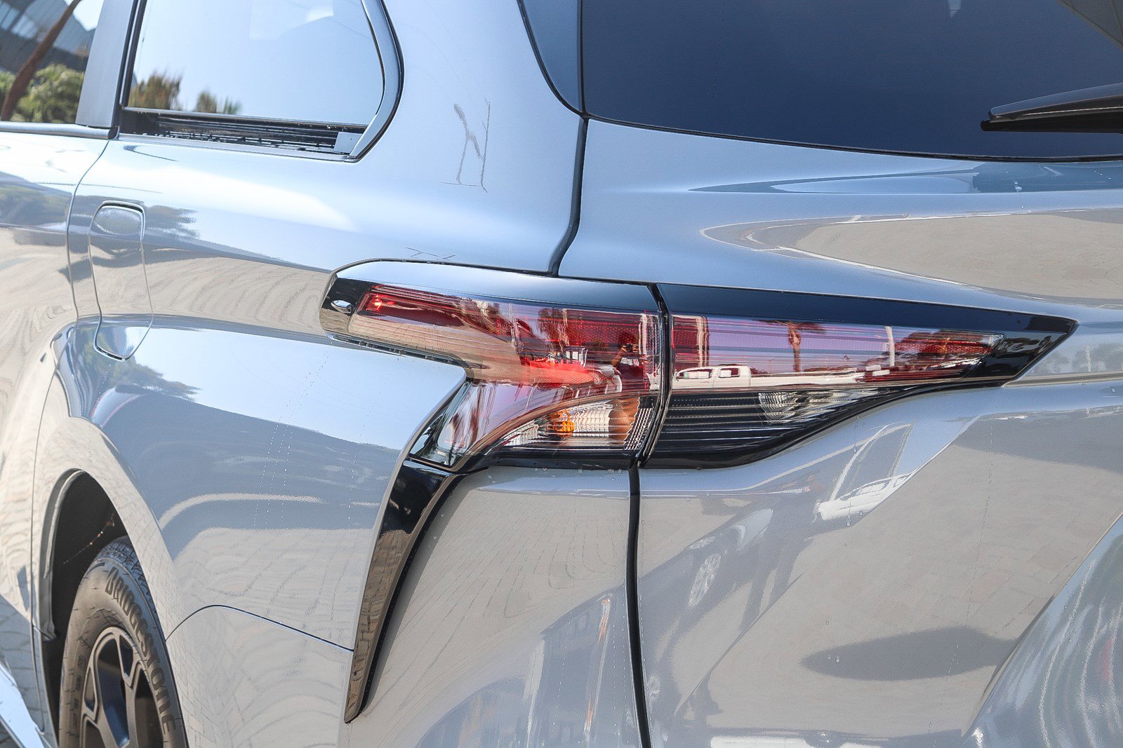 2025 Toyota Sienna Woodland Edition photo 9