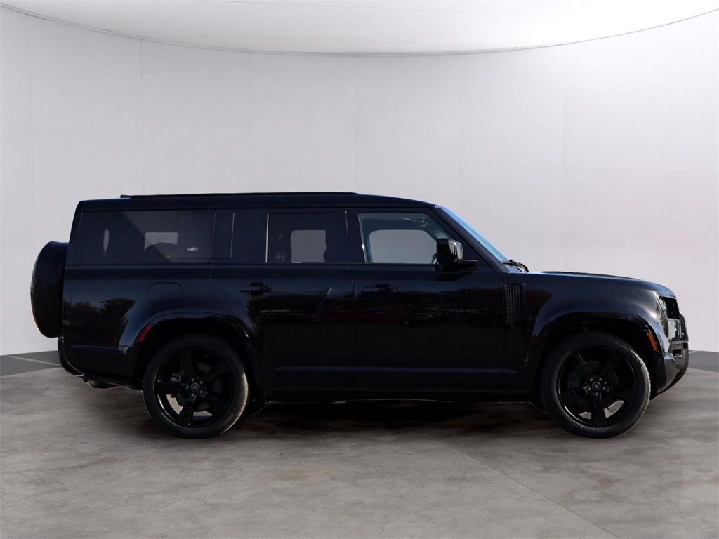 2024 Land Rover Defender 130 X-Dynamic SE photo 4