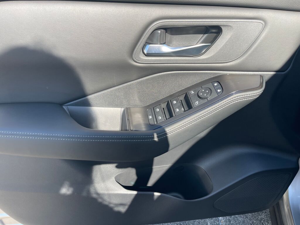 2026 Nissan Rogue SV photo 6