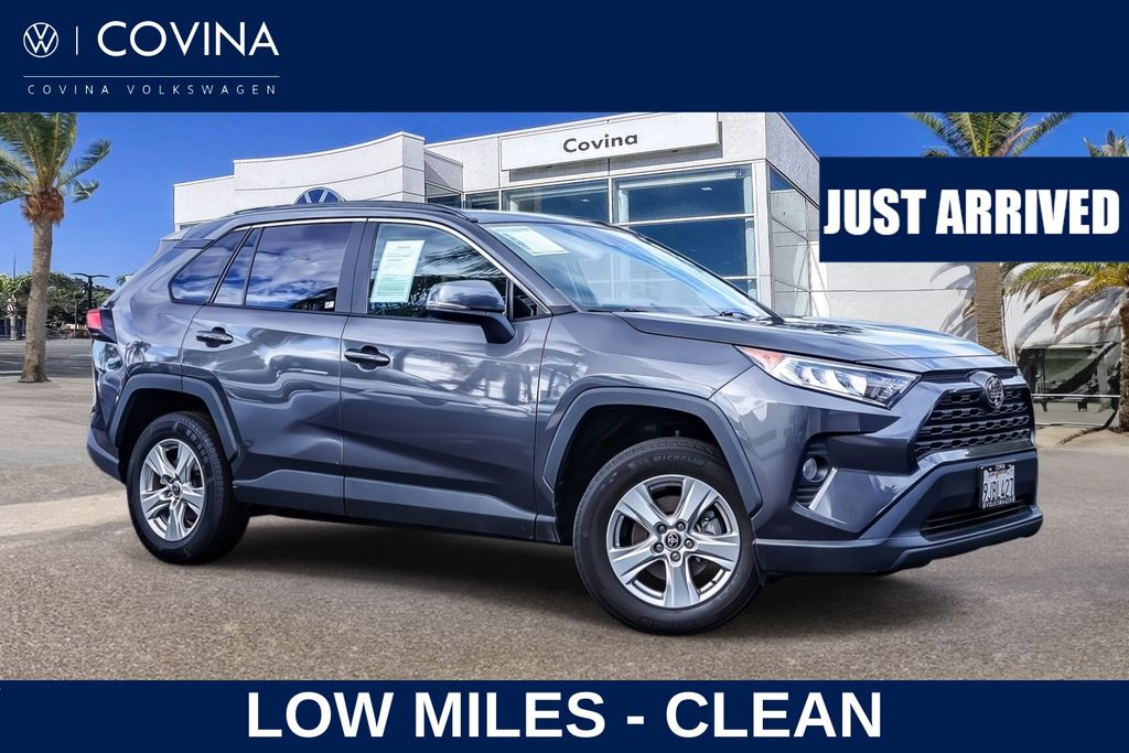 2021 Toyota RAV4 XLE's photo