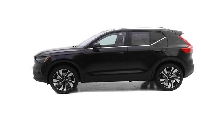 2025 Volvo XC40 photo 3