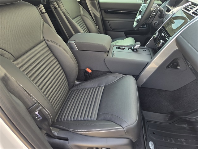 2025 Land Rover Discovery S photo 7