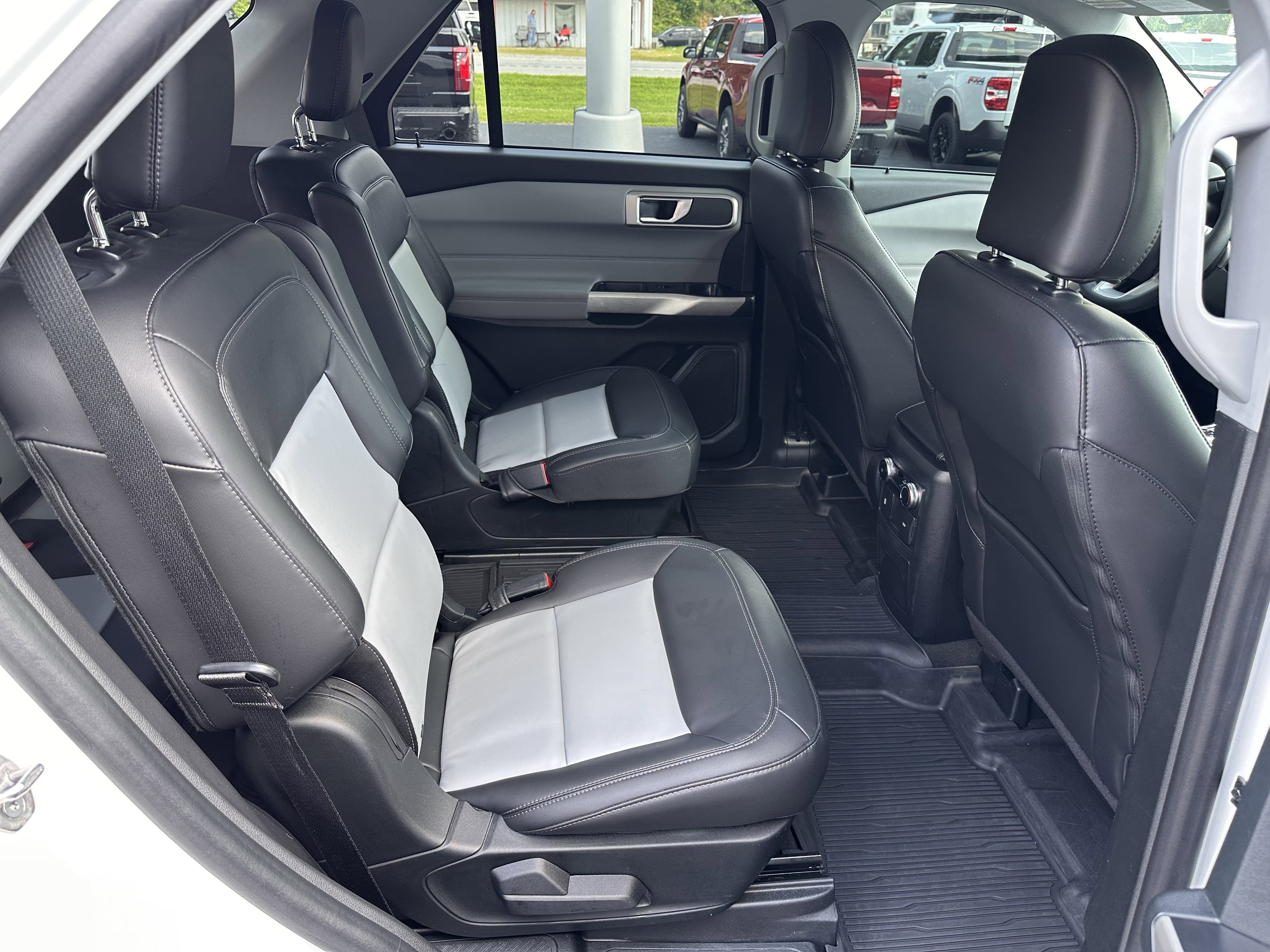 2023 Ford Explorer XLT photo 7