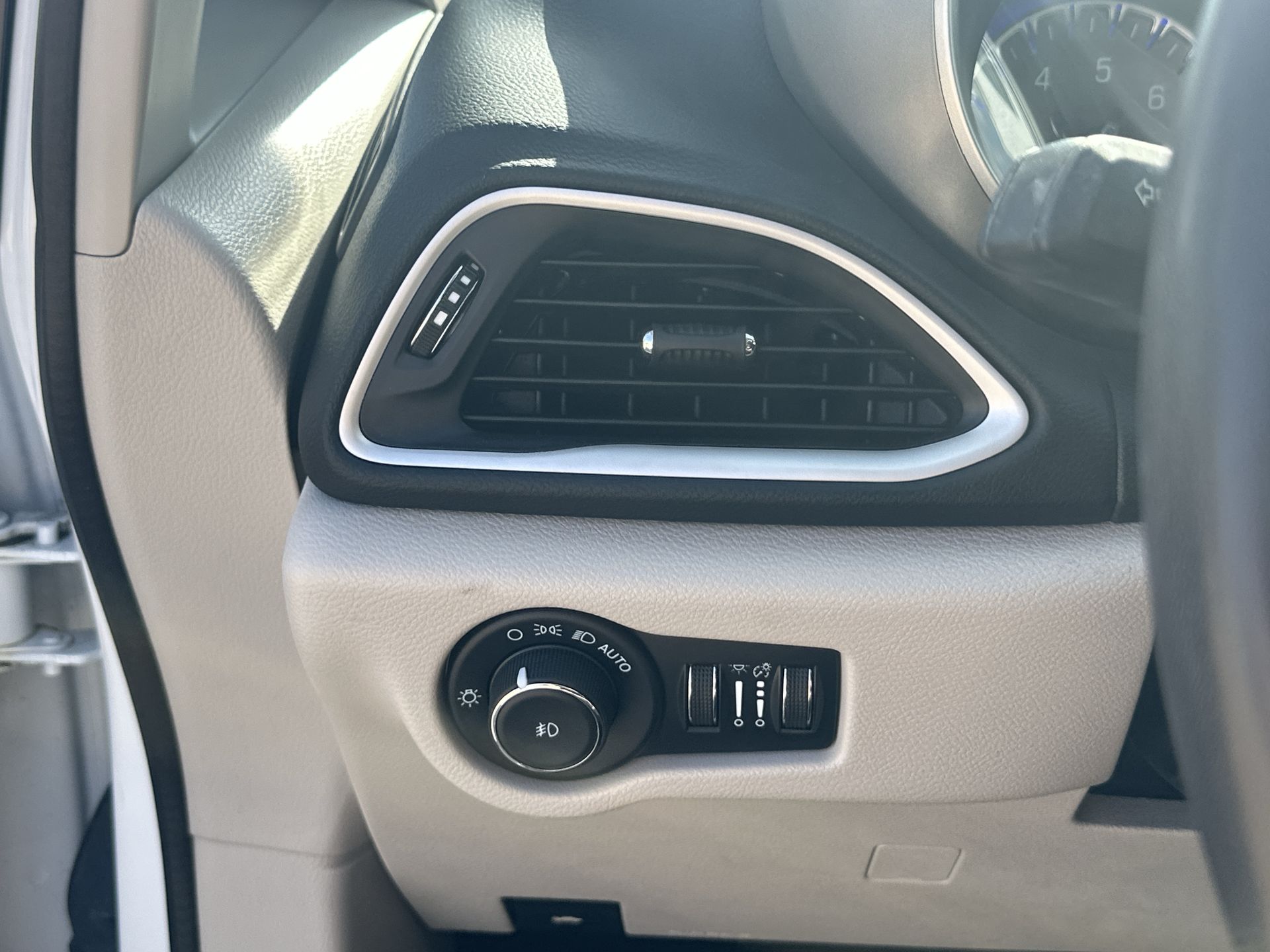 2023 Chrysler Pacifica Touring L photo 16