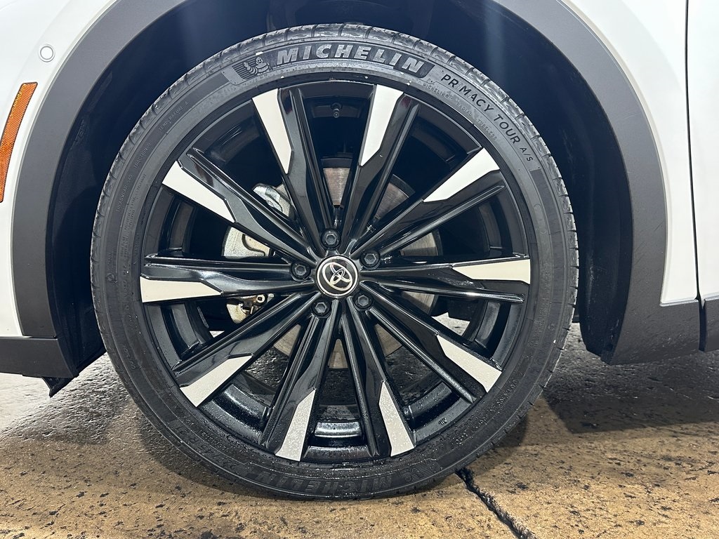 2025 Toyota Crown Platinum photo 4