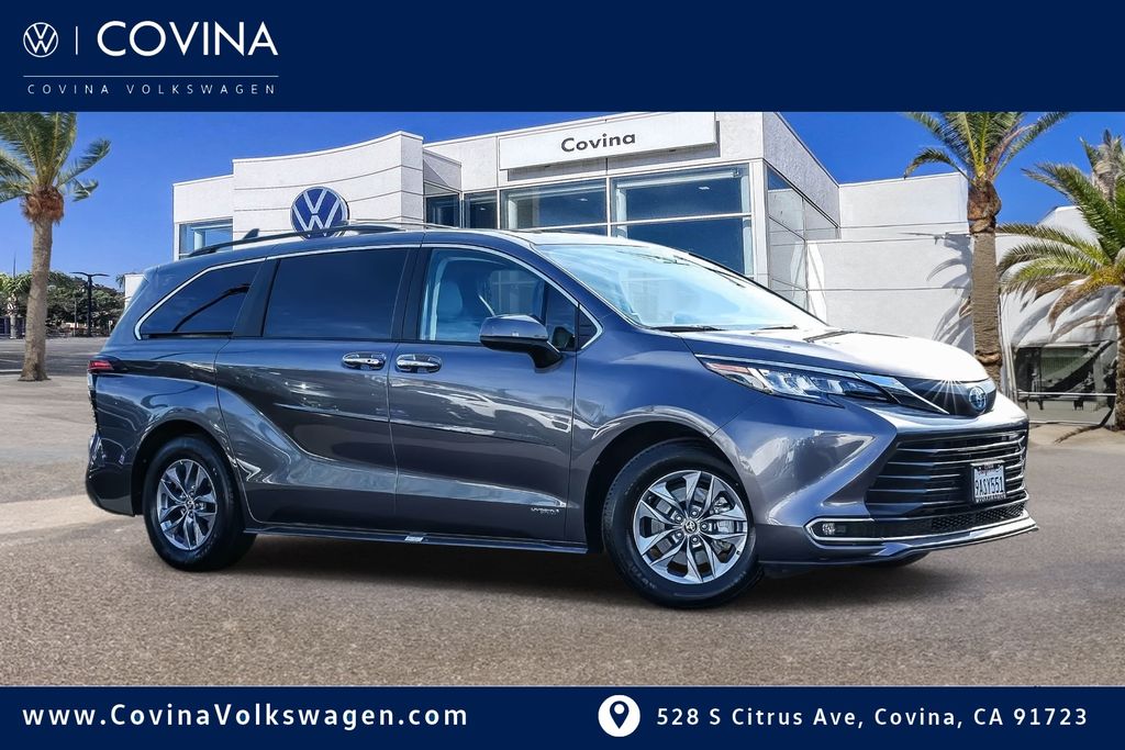 2021 Toyota Sienna XLE's photo