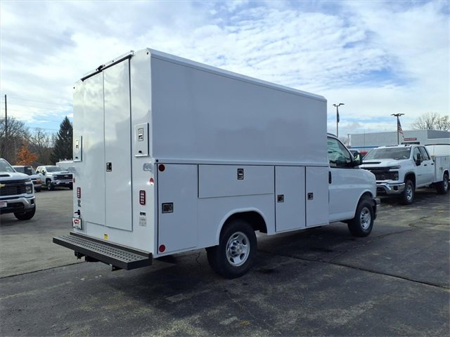 2025 Chevrolet Express 3500 Cutaway photo 3