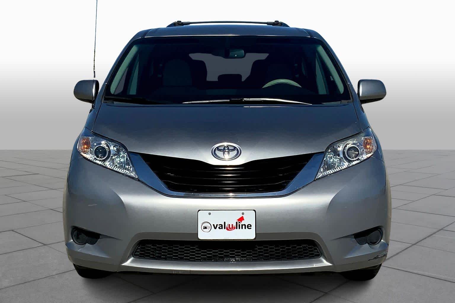 2013 Toyota Sienna LE photo 3
