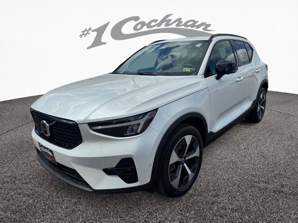 2024 Volvo XC40 Plus photo 3