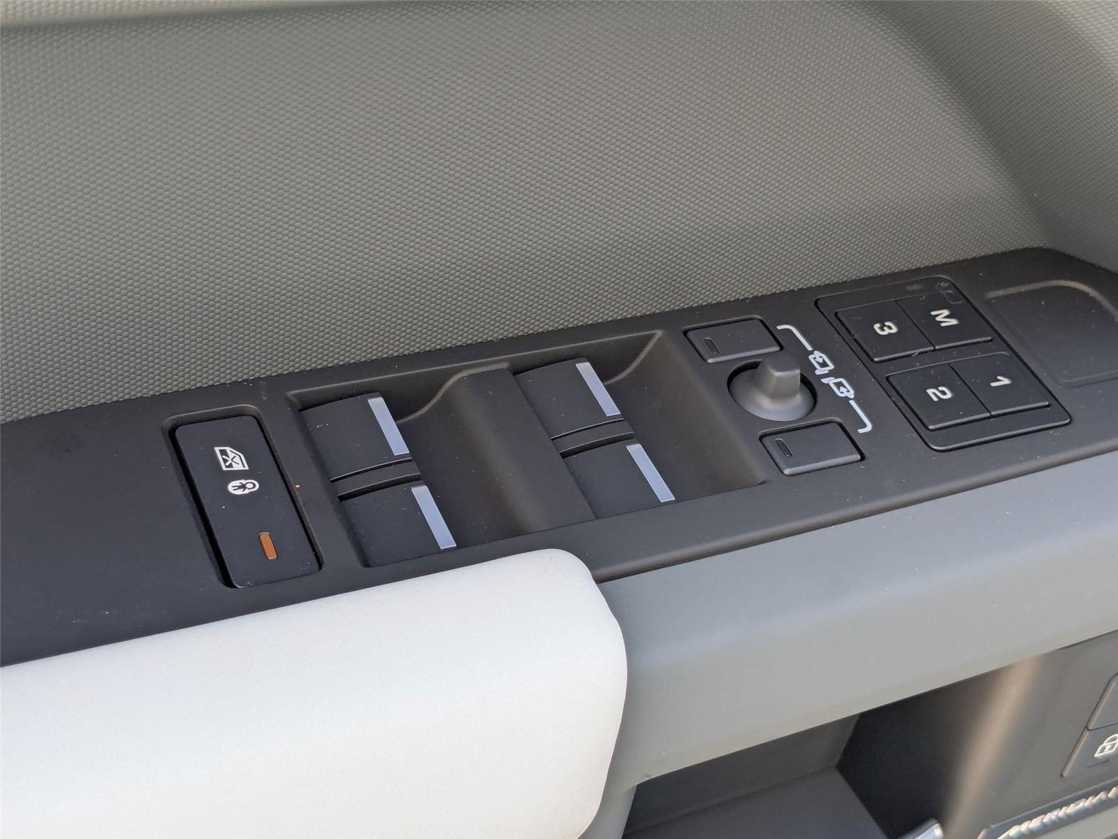 2025 Land Rover Defender 110 S photo 12