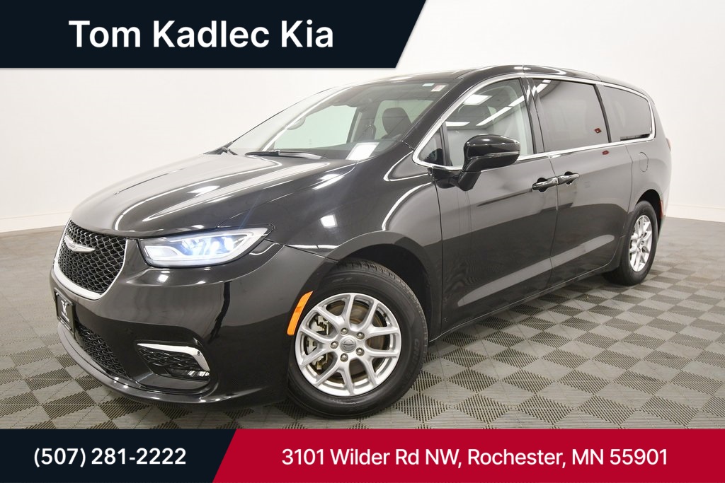 2024 Chrysler Pacifica Touring L's photo