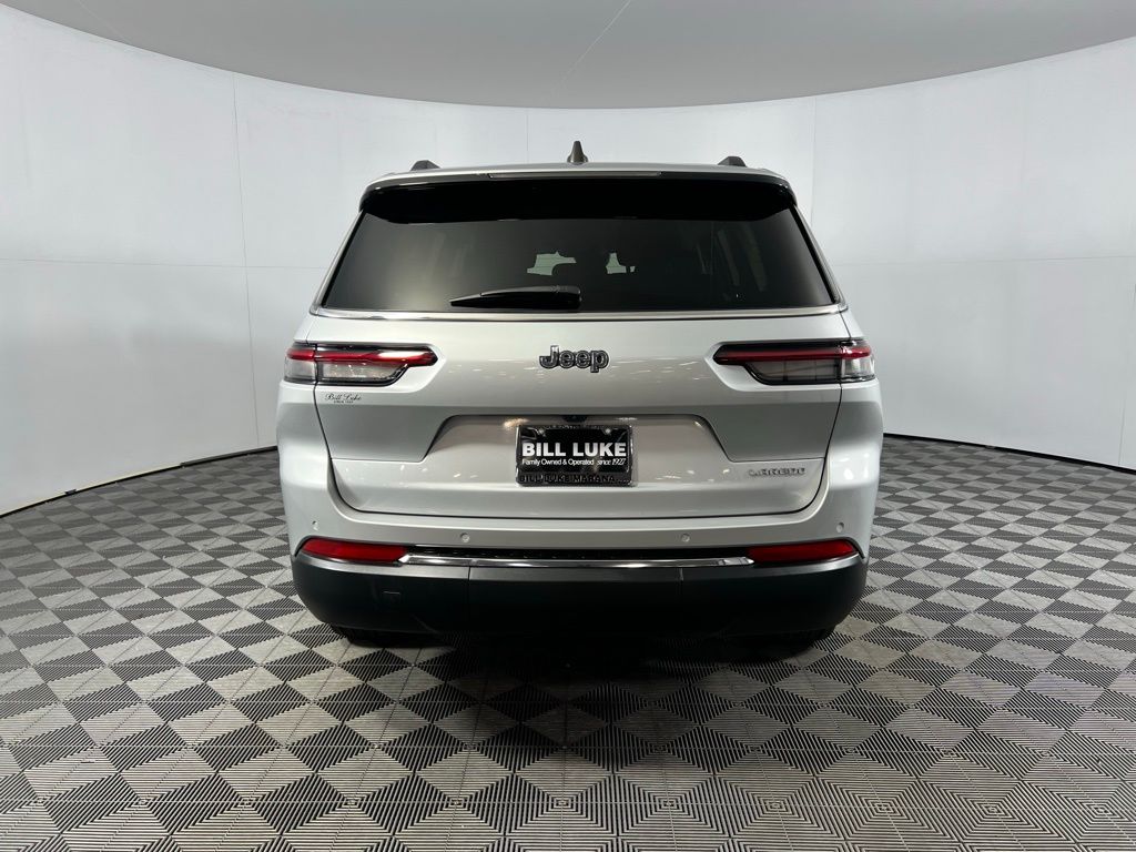2023 Jeep Grand Cherokee Laredo photo 3