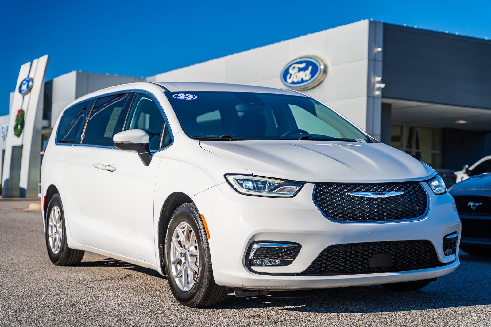 2023 Chrysler Pacifica Touring L's photo