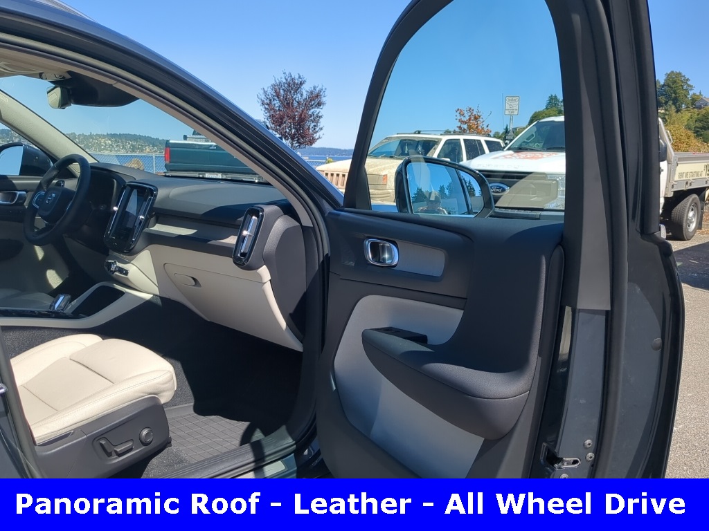 2022 Volvo XC40 T5 Inscription AWD photo 2