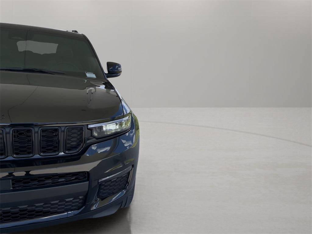 2025 Jeep Grand Cherokee Limited photo 3