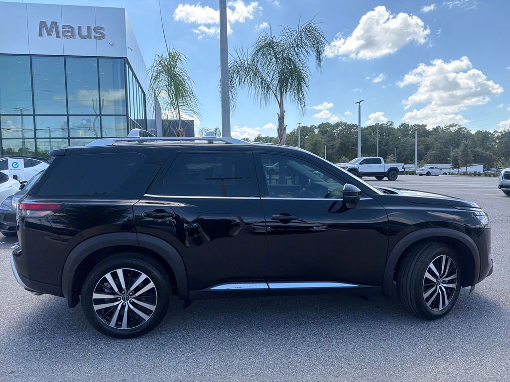 2025 Nissan Pathfinder Platinum photo 4