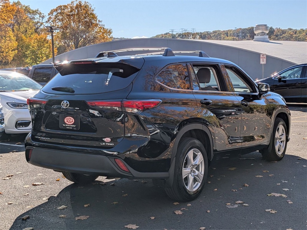 2022 Toyota Highlander LE photo 3