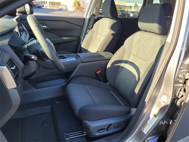 2026 Nissan Rogue SV photo 2