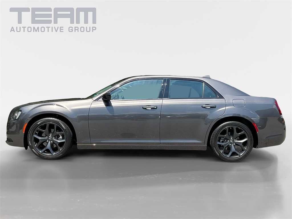 2023 Chrysler 300 Touring photo 4