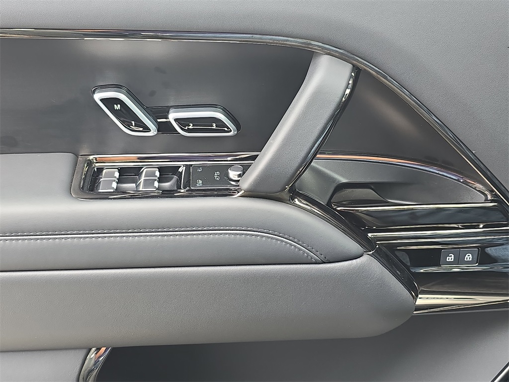 2025 Land Rover Range Rover SV photo 26