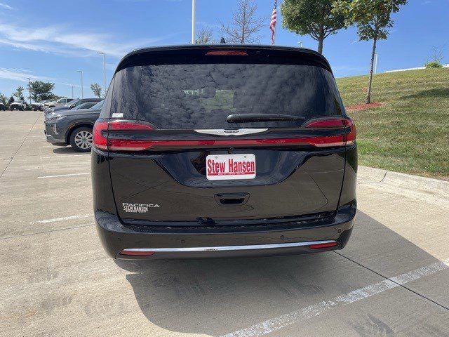 2026 Chrysler Pacifica photo 3