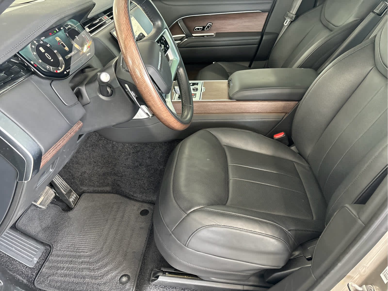 2023 Land Rover Range Rover SE photo 9