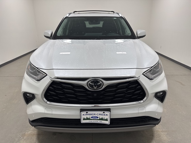 Used 2022 Toyota Highlander Platinum with VIN 5TDFZRBHXNS231984 for sale in Pine River, Minnesota