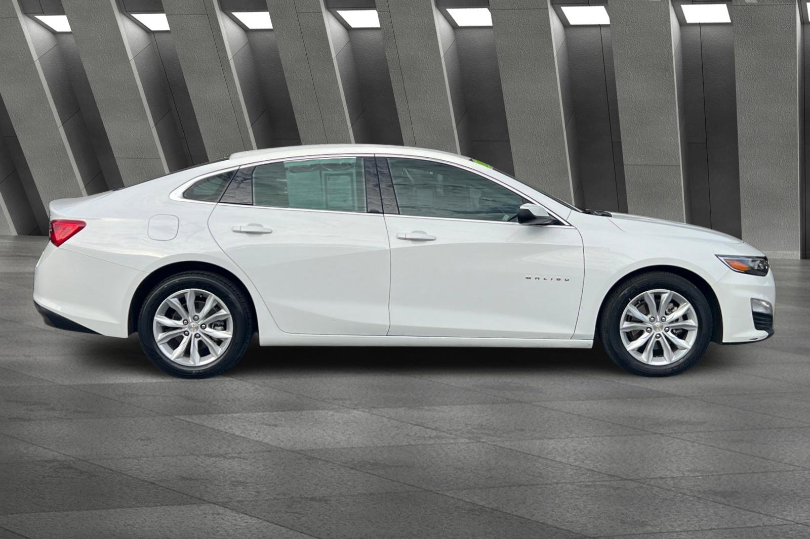 2023 Chevrolet Malibu 1LT photo 2