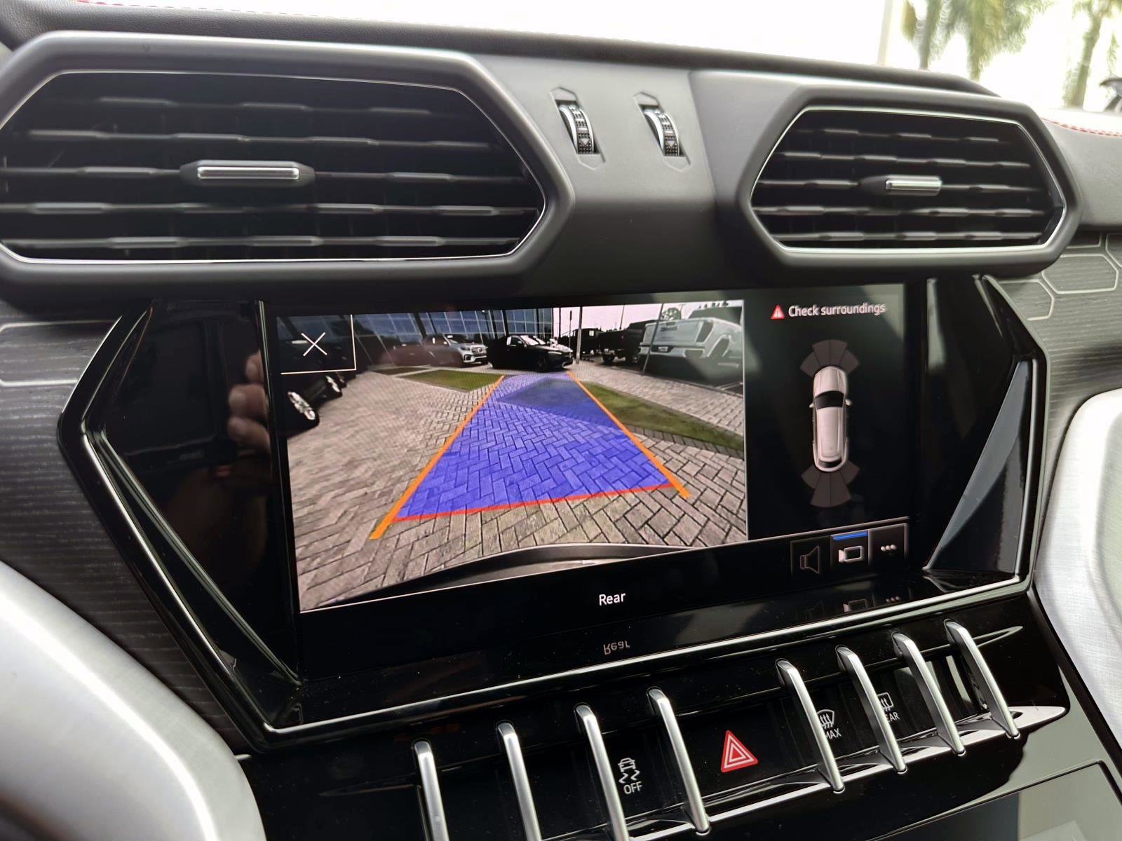2022 Lamborghini Urus Base photo 24