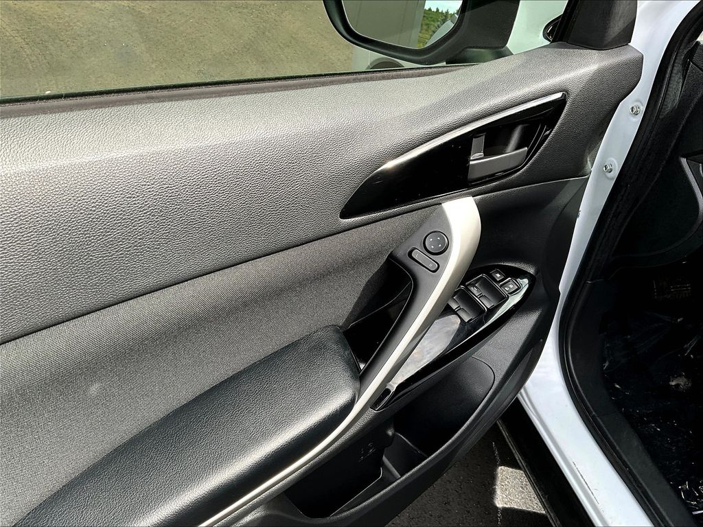2023 Mitsubishi Eclipse Cross LE photo 9
