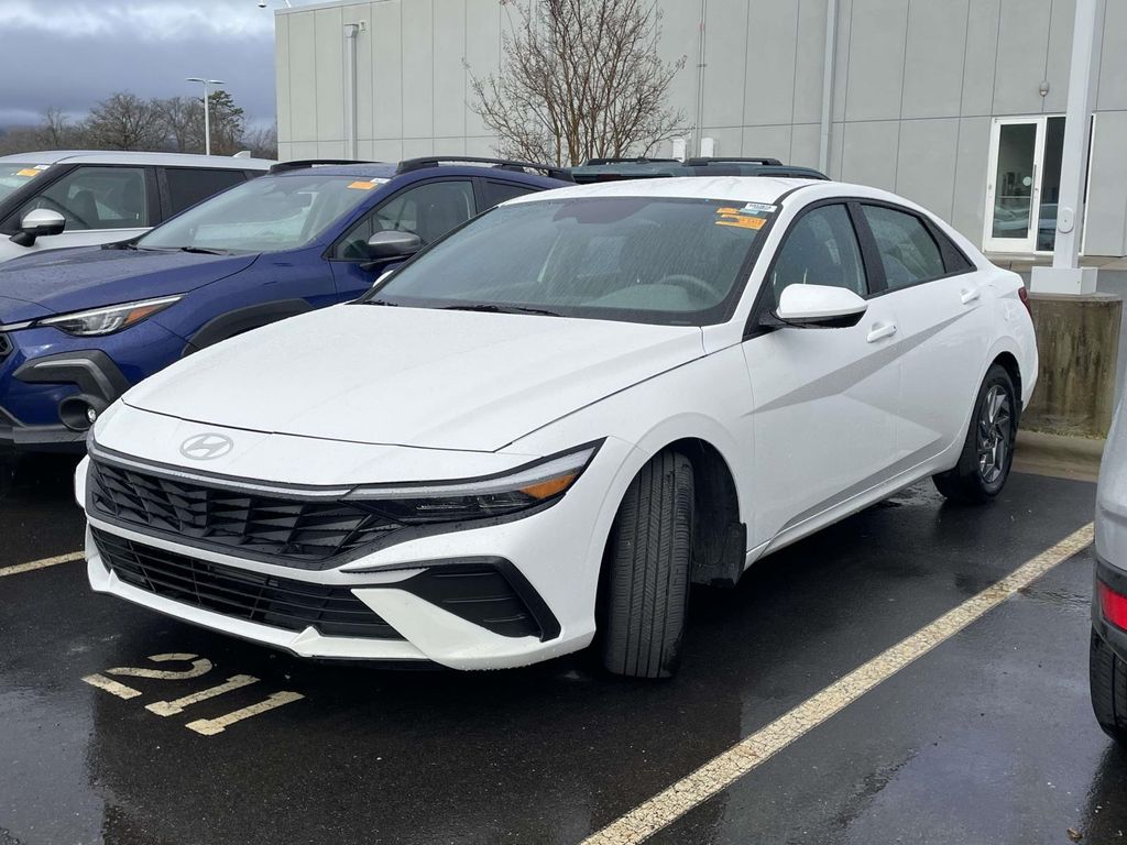 2024 Hyundai Elantra SEL photo 2