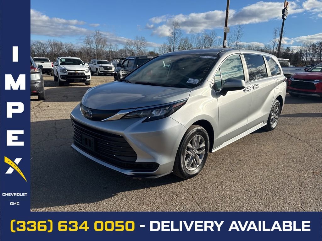 2024 Toyota Sienna LE's photo