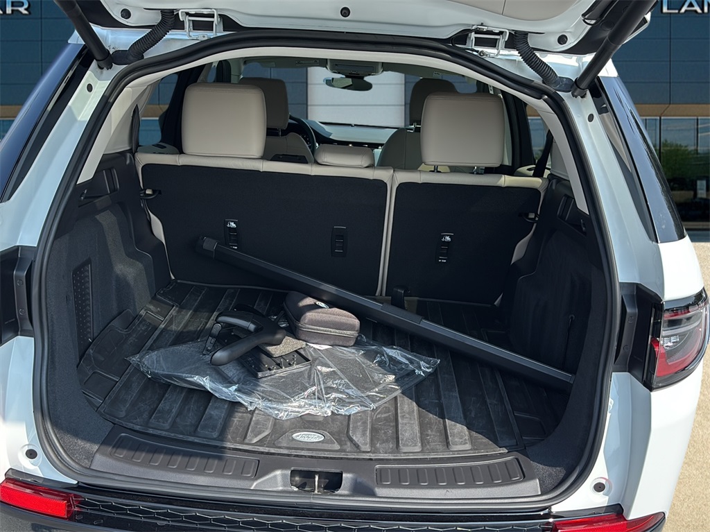 2025 Land Rover Discovery Sport S photo 12