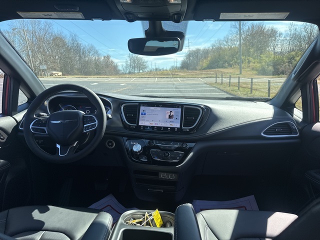 2025 Chrysler Pacifica photo 12