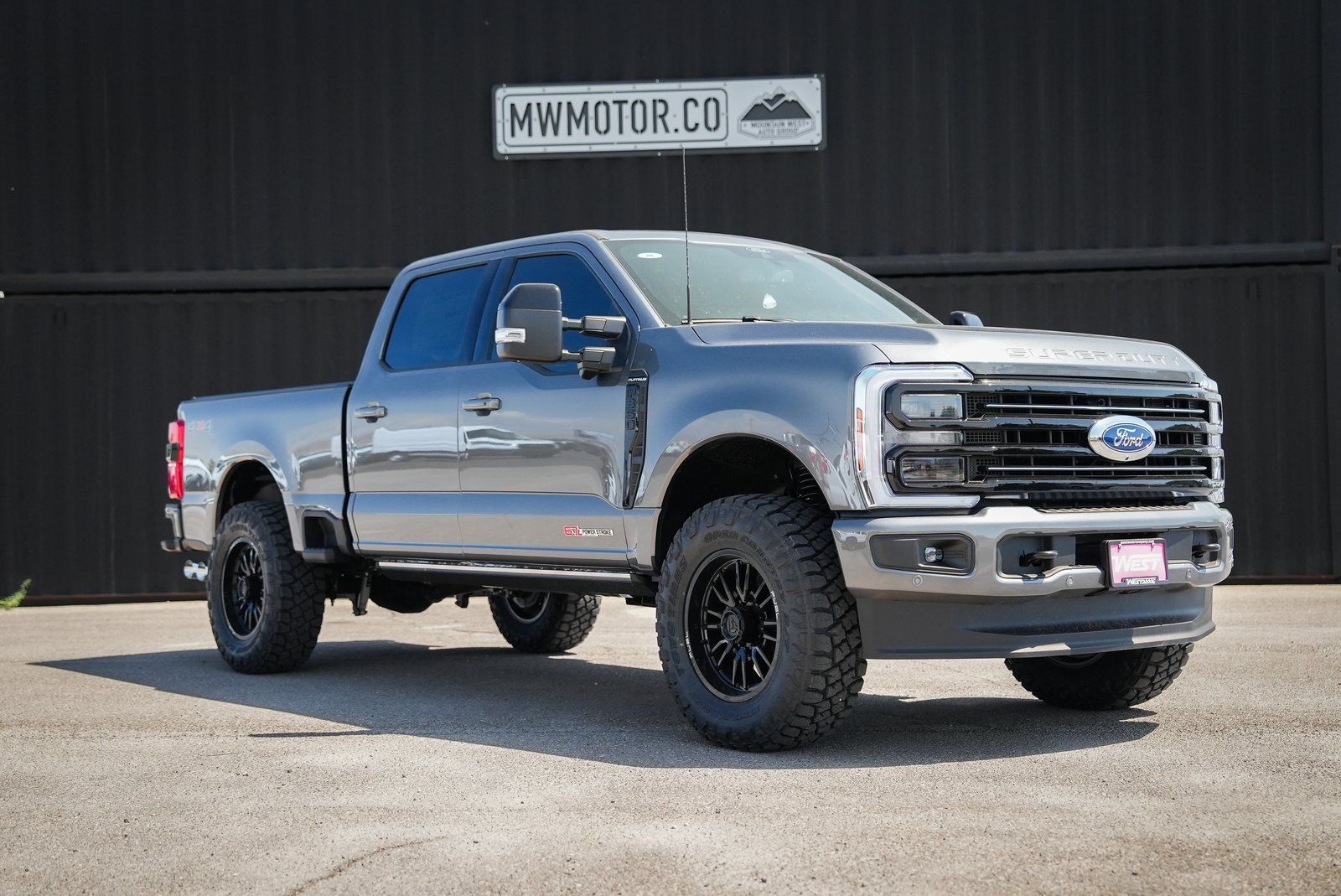 2025 Ford F-350 Super Duty Platinum's photo