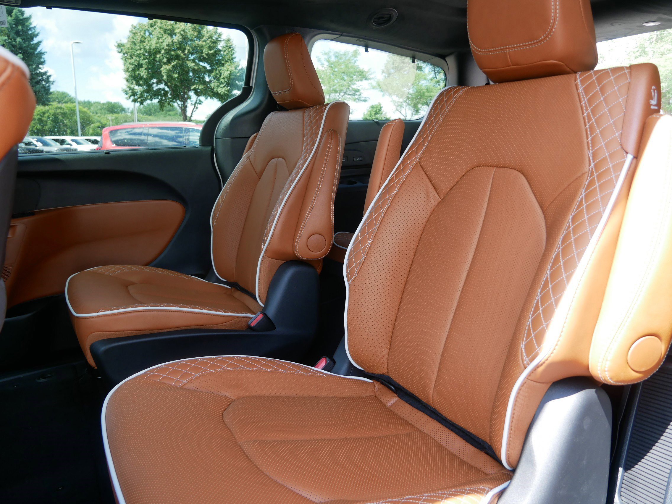 2026 Chrysler Pacifica Pinnacle photo 8