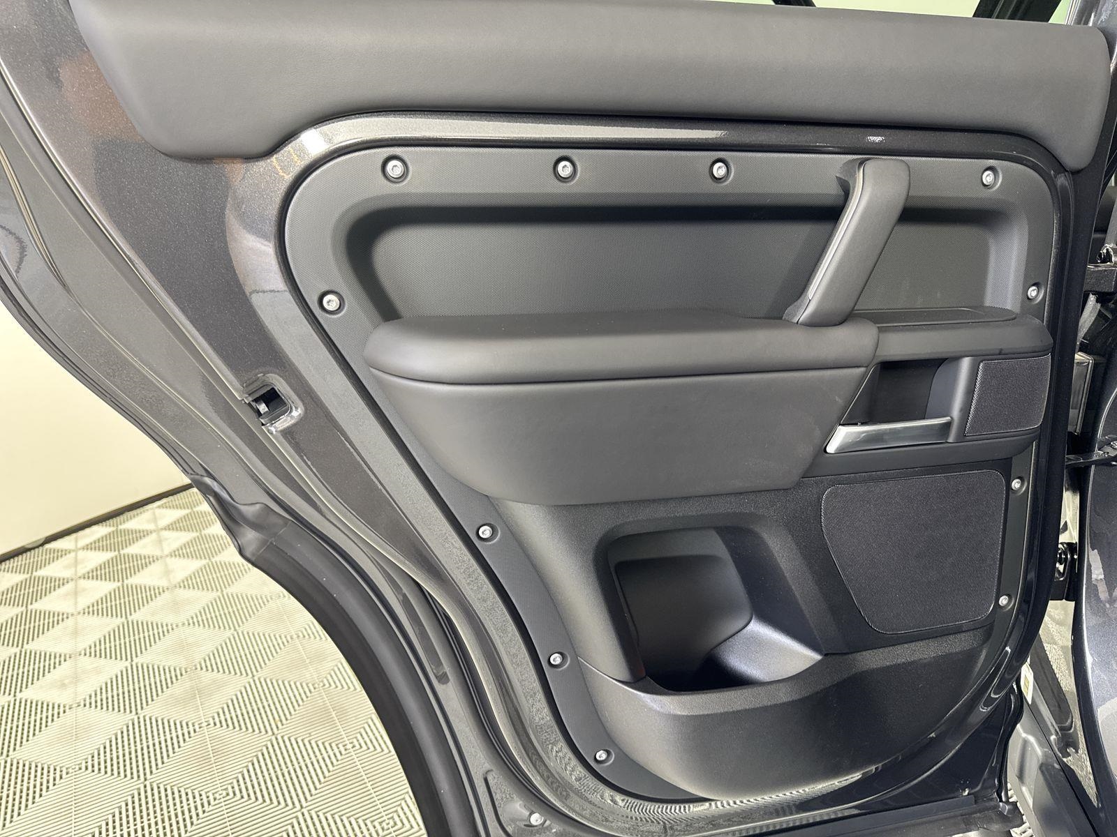 2025 Land Rover Defender 130 X-Dynamic SE photo 25