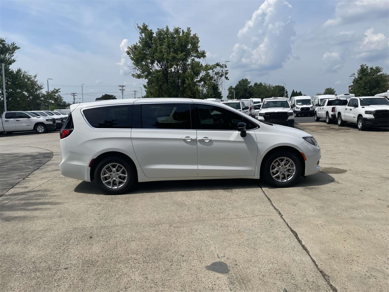 2025 Chrysler Voyager LX photo 7