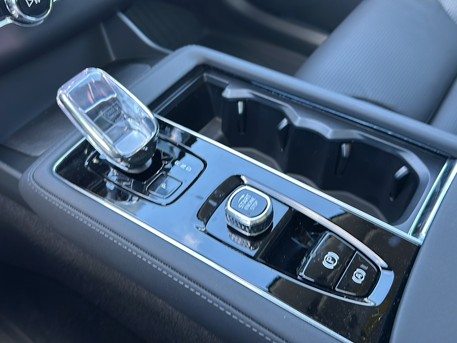 2025 Volvo XC90 T8 photo 9
