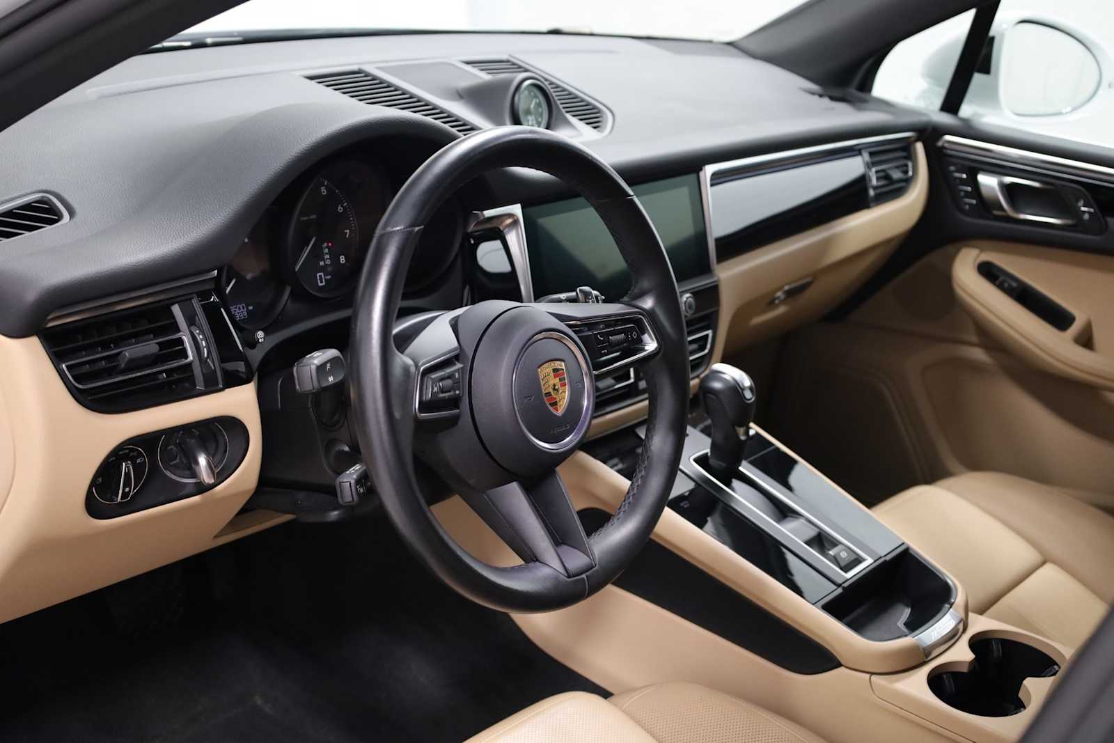 2023 Porsche Macan T photo 4